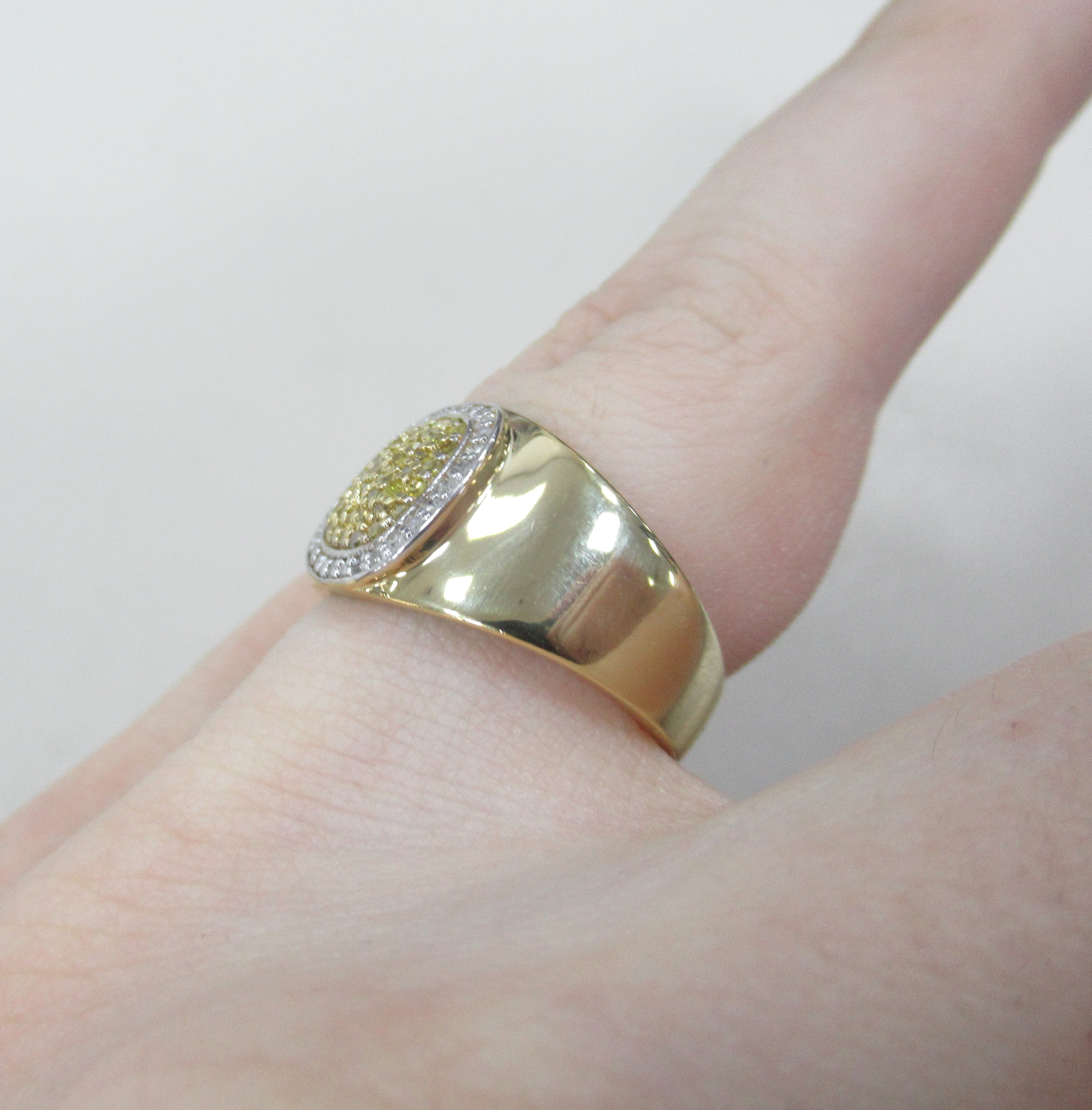 Серебряное кольцо с желтыми бриллиантами